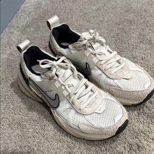 Nike White and Black Sneakers Mesh Design